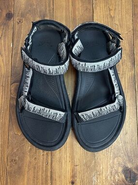 Teva Womens size 7 black and white hurricane sandals